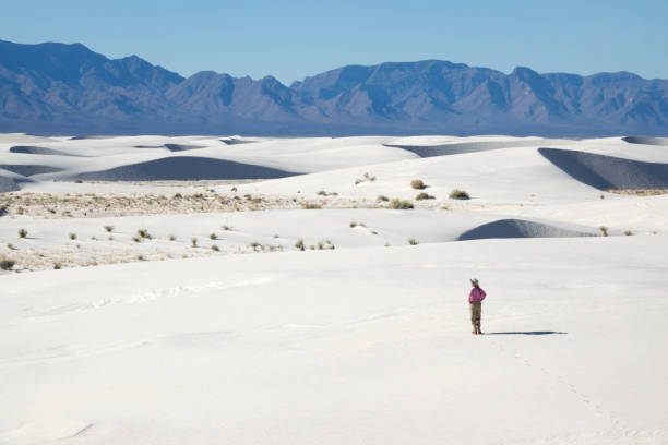 hiker mujer explora las montañas de white sands monumento nacional de nuevo méxico - white sands national monument fotografías e imágenes de stock