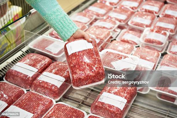 Foto de Mulher Do Comprador Escolhe Carne Picada Na Loja e mais fotos de stock de Carne moída - Carne moída, Carne, Supermercado