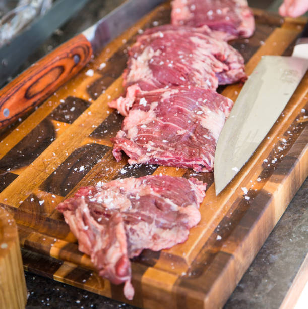 bavette de boeuf sur une planche à découper - steak argentina food silverware photos et images de collection