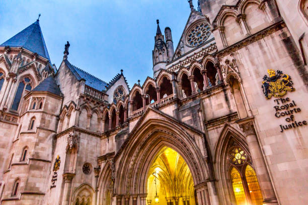 königlichen gerichten gerechtigkeit altstadt london england - royal courts of justice stock-fotos und bilder