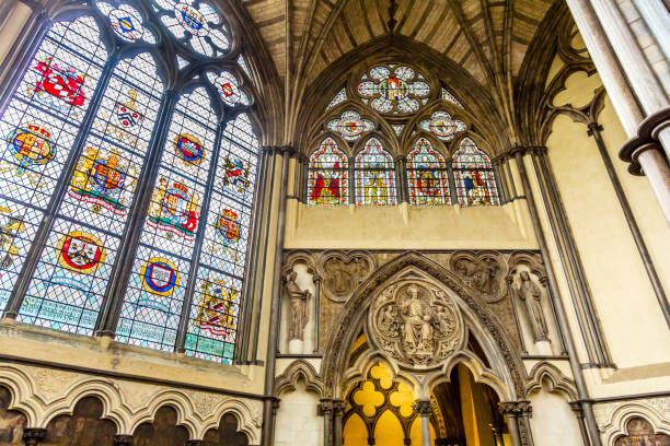 arcos interiores vidrieras sala capital abadía de westminster londres inglaterra - abadía de westminster fotografías e imágenes de stock