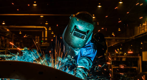 trabajador, de la soldadura en una fábrica de coches - employment issues flash fotografías e imágenes de stock