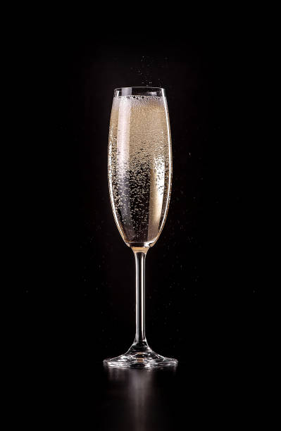 vidro do champanhe sparkling no fundo preto - champagne flute - fotografias e filmes do acervo