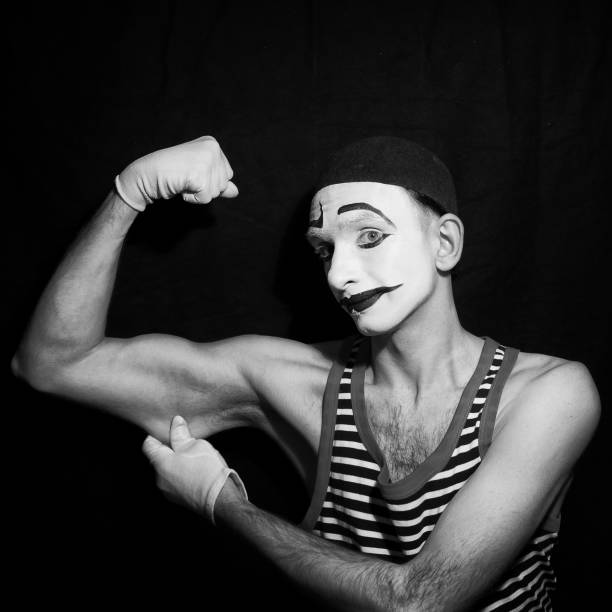 schwarz-weiß-porträt der pantomime - circus strongman men muscular build stock-fotos und bilder