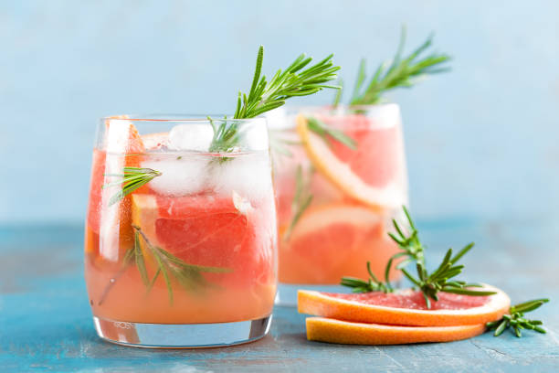 grapefruit und rosmarin gin cocktail, erfrischendes getränk mit eis - glass ice tonic water frozen stock-fotos und bilder