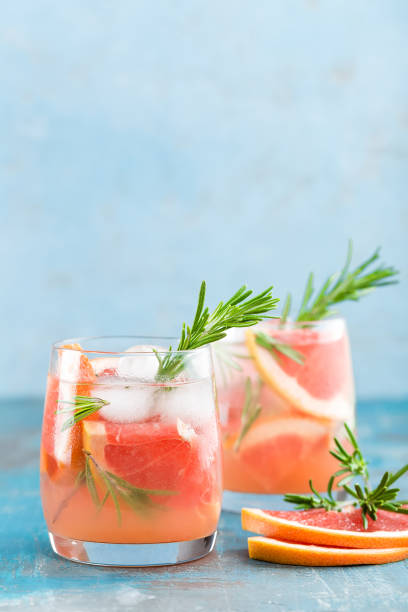 grapefruit und rosmarin gin cocktail, erfrischendes getränk mit eis - glass ice tonic water frozen stock-fotos und bilder