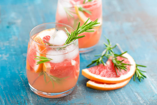 grapefruit und rosmarin gin cocktail, erfrischendes getränk mit eis - glass ice tonic water frozen stock-fotos und bilder