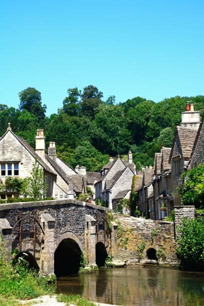 ładne cotswold wsi, castle combe. - castle combe zdjęcia i obrazy z banku zdjęć