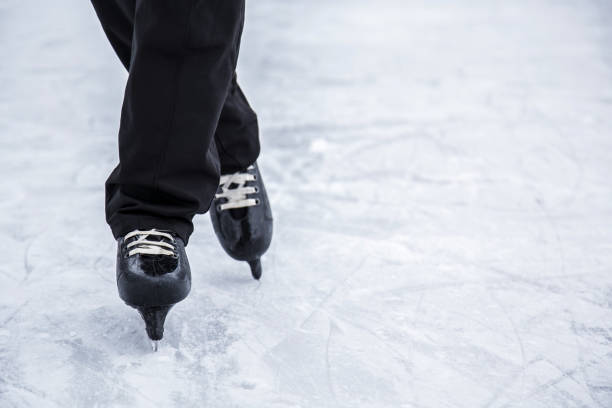 男性のスケートとトレーニング黒の skatess。週末のアクティビティ屋外。 - フィギュアスケート ストックフォトと画像
