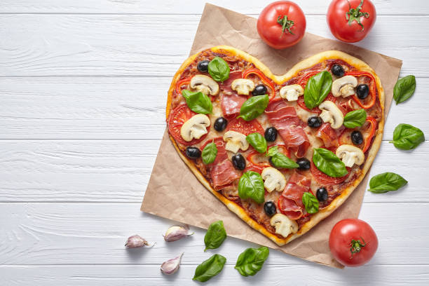 herzförmige pizza lecker liebe konzept design romantisches restaurant dinner zum valentinstag - oregano italian culture herb food stock-fotos und bilder