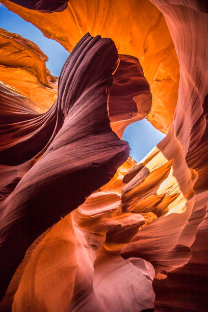formações de sandstone surpreendentes na garganta do antílope, o arizona, eua - desfiladeiro antelope canyon superior - fotografias e filmes do acervo