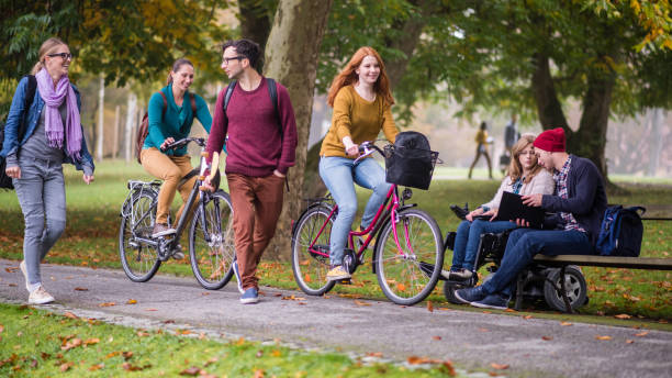 studenci chodzący po chodniku - long hair red hair women men zdjęcia i obrazy z banku zdjęć