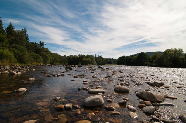 de rivier de spey in schotland door het dorp van aberlour - spey scotland stockfoto's en -beelden
