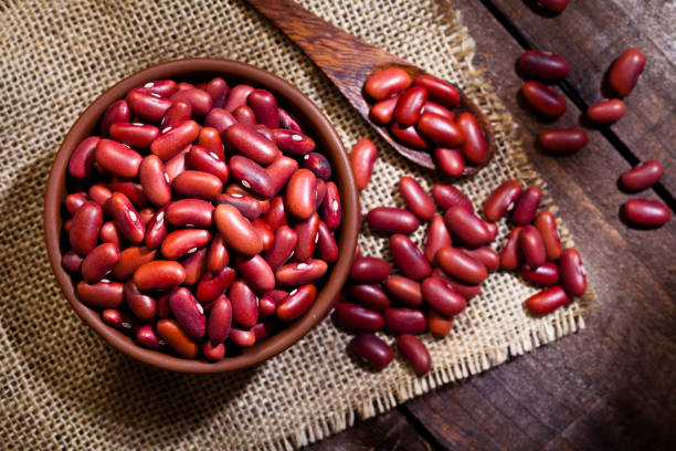 frijoles en un recipiente - kidney bean fotografías e imágenes de stock