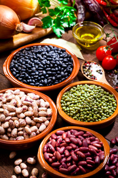 食材を調理とマメ科植物: 乾燥豆 - 食物繊維 ストックフォトと画像