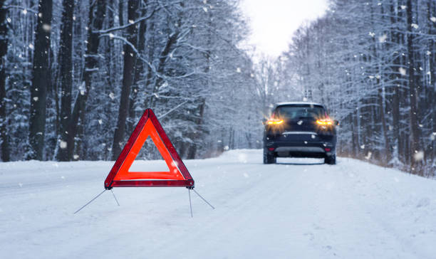 broken auto  - emergency sign winter driving emergency services stock-fotos und bilder