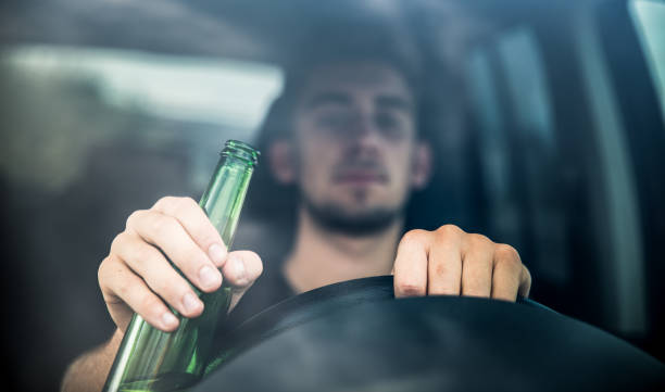 運転中に飲酒する男性 - drunk teenager men drinking ストックフォトと画像