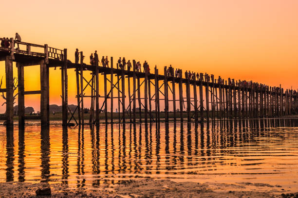 мост у-бен в амарапуре / мьянма - burmese culture myanmar pagoda dusk стоковые фото и изображения
