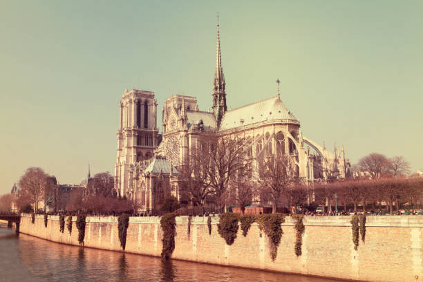 cattedrale di notre dame nel centro di parigi, francia, in una giornata di sole - citytrip foto e immagini stock