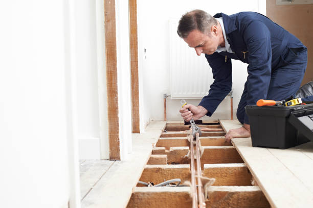 merkezi isıtma sistemi içinde ev uygun tesisatçı - isıtma tesisatı mühendisi stok fotoğraflar ve resimler