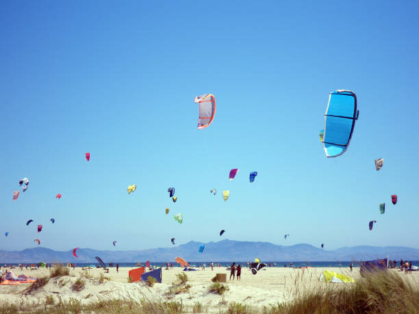 kitesurfers sur la belle plage de tarifa. espagne - cadiz andalusia beach spain photos et images de collection