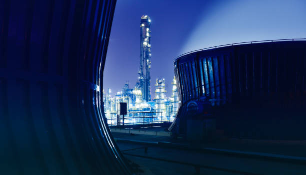 化学・石油化学プラント、石油精製 - refinery factory night petroleum ストックフォトと画像