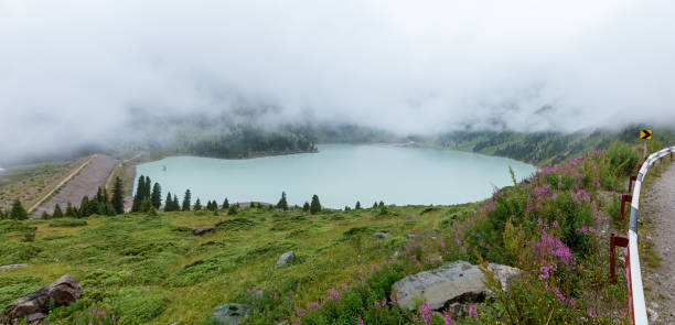 gęsta biała mgła nad jeziorem big almaty - alatau zdjęcia i obrazy z banku zdjęć