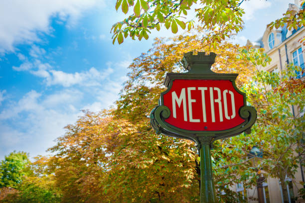 地下鉄サインインパリ - paris metro train ストックフォトと画像