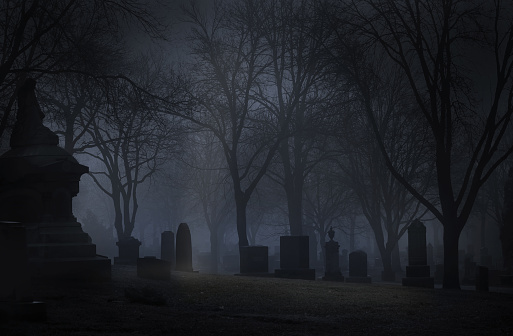 Cementerio de Spooky en la noche con niebla photo