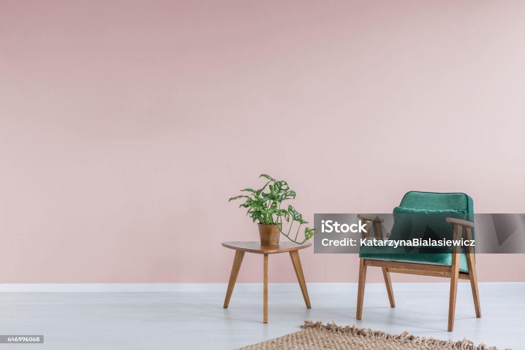 Rosa sala con sillón verde - Foto de stock de Rosa - Color libre de derechos