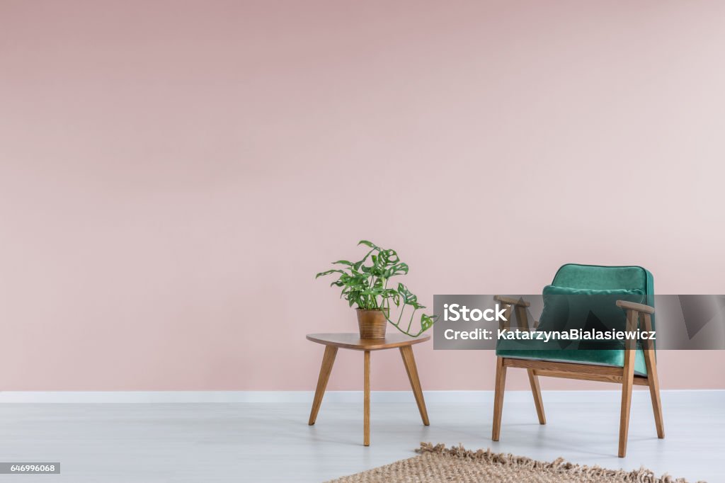 Chambre rose au fauteuil vert - Photo de Rose libre de droits