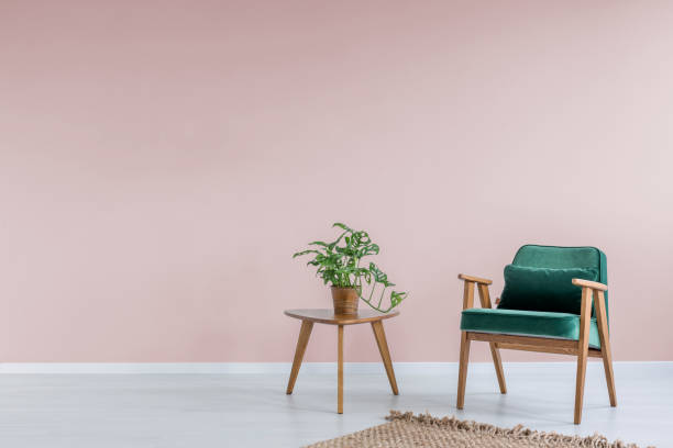 pink room with green armchair - side table imagens e fotografias de stock