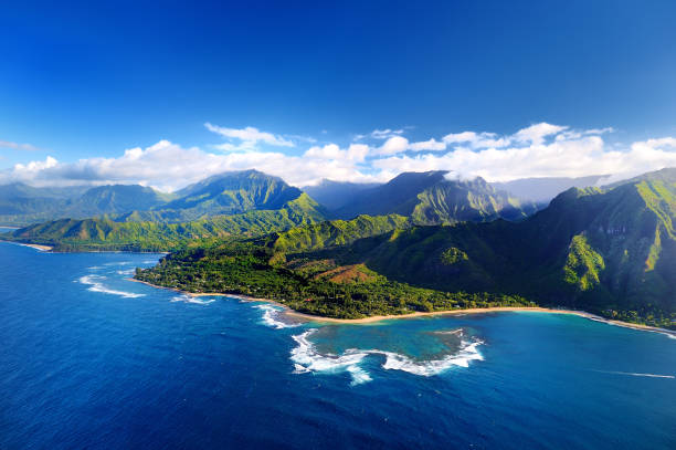 壮大なナ パリ コースト、カウアイ島の美しい空撮 - mountain looking at view beach cliff ストックフォトと画像