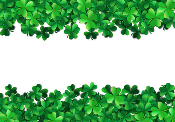 сент-патрикс день фон с распыленными зелеными листьями клевера о - four leaf clover clover luck leaf stock illustrations