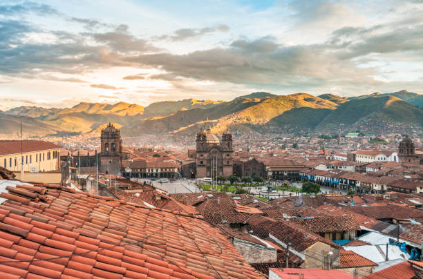 vista del cusco en perú - roof tile vacations urban scene outdoors fotografías e imágenes de stock