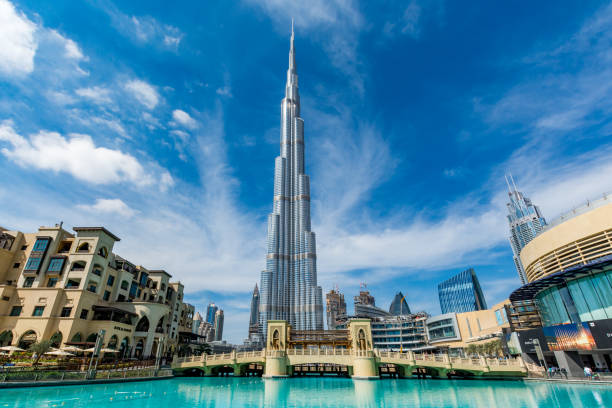 dubai, united arab emirates - 06 february, 2017: view of burj khalifa, the highest building in the world, on a beautiful day - burj khalifa imagens e fotografias de stock