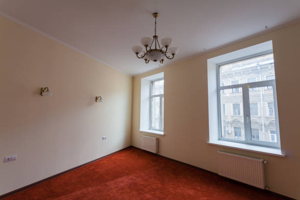 istock Interior of apartment with carpet after on the renovation and construction 647004586