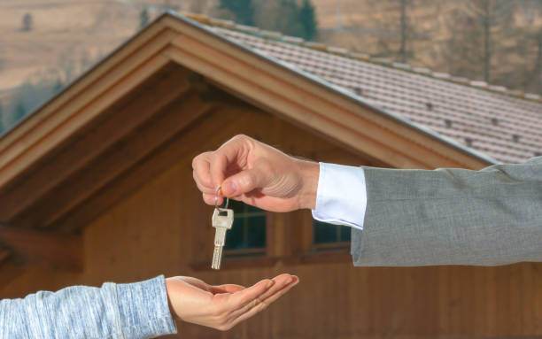 Woman buying new house. Closeup shot of a female hand receiving house key. Close up hand holding house key. casa in affitto stock pictures, royalty-free photos & images