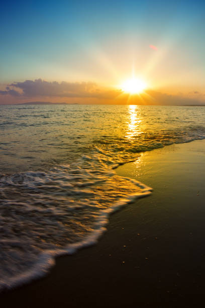 coucher de soleil sur la plage  - sunrise point photos et images de collection