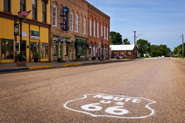 米国のルート66のストレッチは、アトランタ、イリノイ州、米国の市内で - small town horizontal highway travel locations ストックフォトと画像