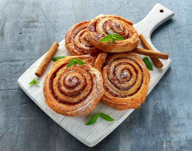 freshly baked traditional sweet cinnamon rolls, swirl on white wooden board - pastry danish pastry bread pastry crust imagens e fotografias de stock