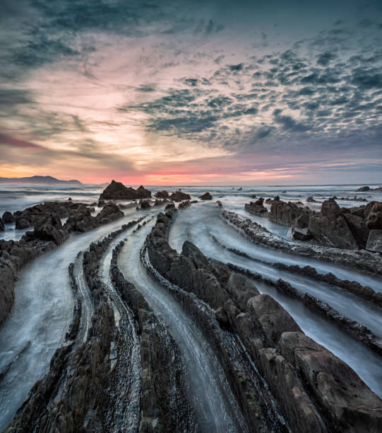 playa de barrika en puesta del sol - españa, golfo de vizcaya - cudillero fotos fotografías e imágenes de stock