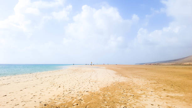 подветренный пляж. знаменитая лагуна в риско-эль-пасо в плейас-де-сотавенто, фуэртевентура - risco el paso стоковые фото и изображения