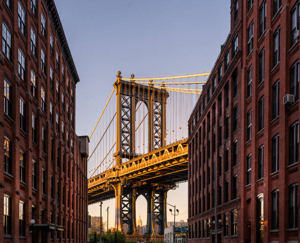 nyc viewed from brooklyn street - manhattan bridge imagens e fotografias de stock