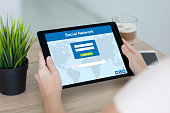 frau-mit-tablet-computer-sozialnetz-telefon-und-kaffee.jpg?b=1&s=170x170&k=20&c=BPzuUA49kgCMC-Xs-avgkU-f9l4O6uw8F6iFsdW2WDw=