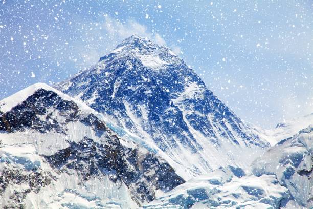 mount everest with snowfall from kala patthar - kala pattar imagens e fotografias de stock