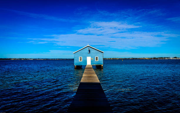 голубой лодочный дом - shed cottage hut barn стоковые фото и изображения