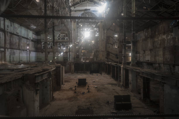 stary zrujnowany sklep fabryczny - abandoned factory warehouse dark zdjęcia i obrazy z banku zdjęć