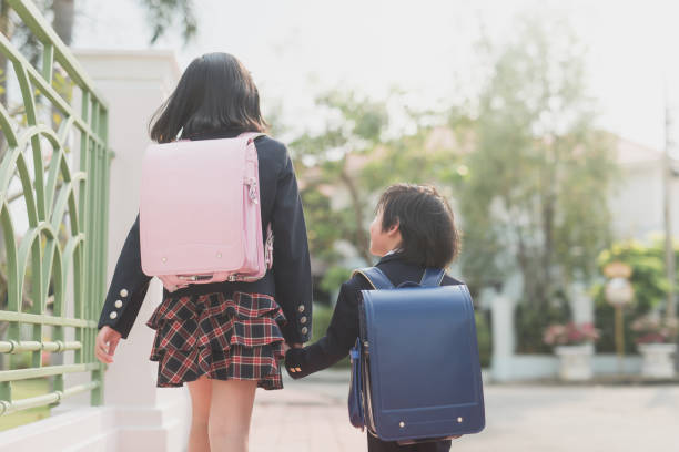 bambini asiatici che tengono la mano insieme - randoseru foto e immagini stock