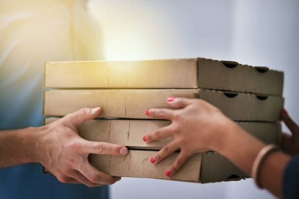 pizza ist ein wesentlicher bestandteil ihrer budget treffen - women customer service representative service standing stock-fotos und bilder